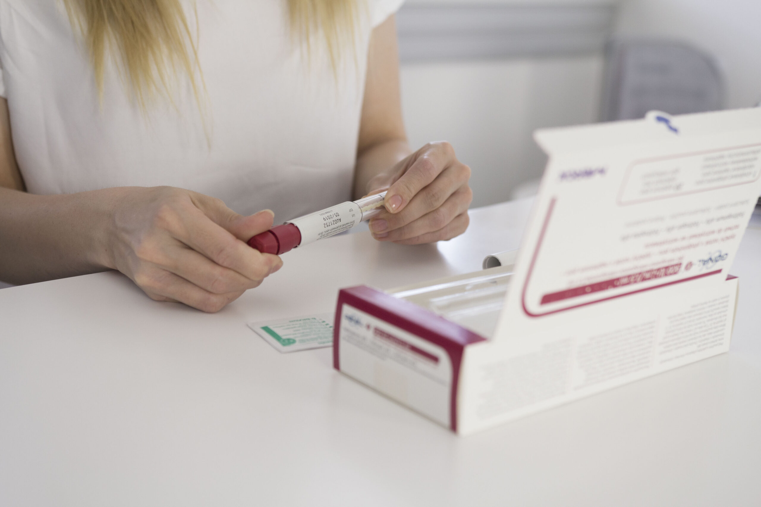 Klientka si připravuje hormonální léky - klinika Repromeda